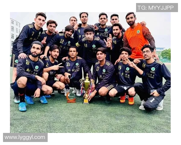 几十年后现役足球明星风采重现：岁月流转仍闪耀绿茵场