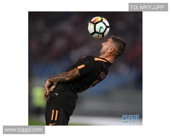 足坛巨星温情相拥定格瞬间见证绿茵场上真挚友谊